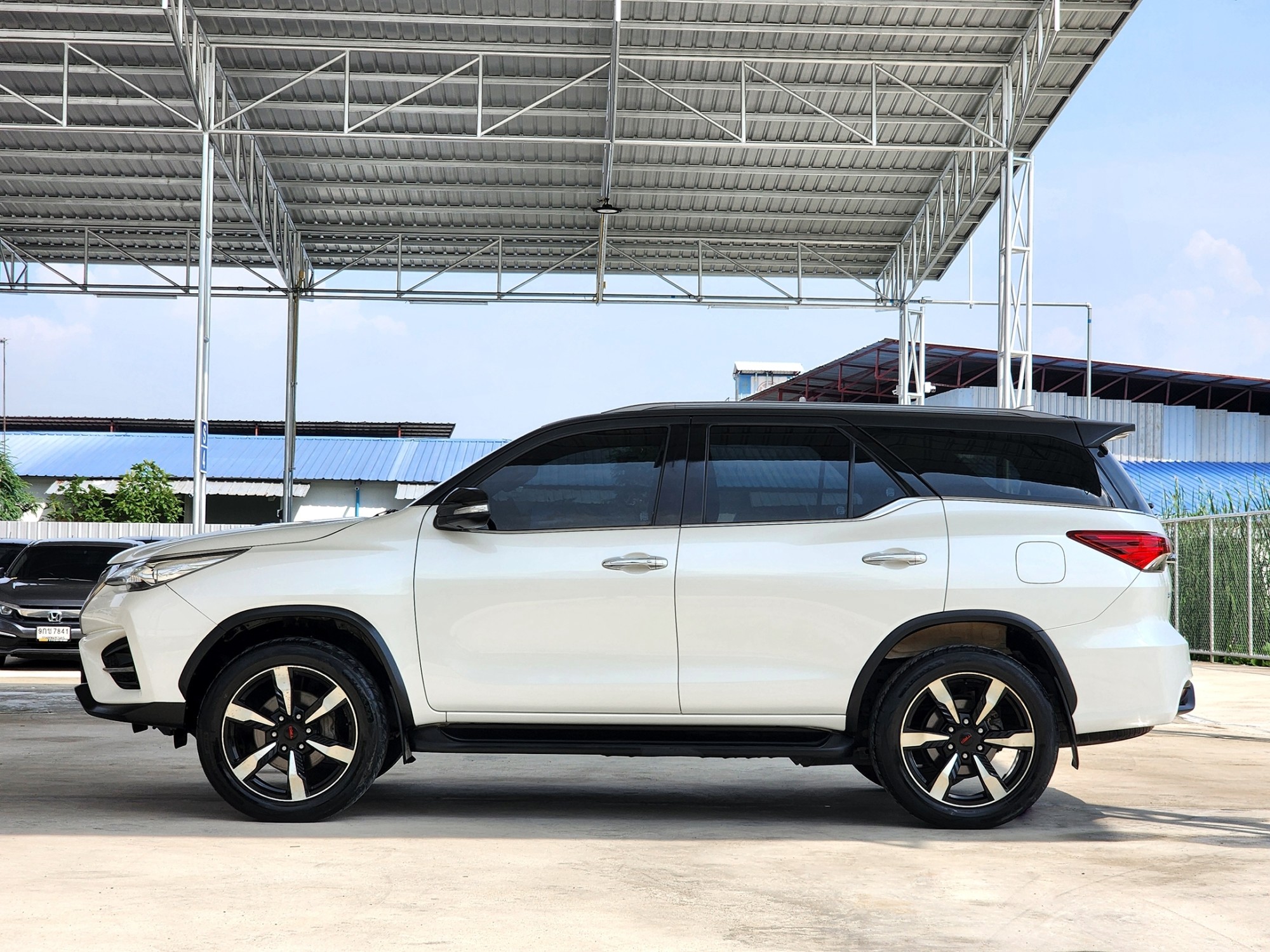 TOYOTA Fortuner TRD Sportivo 2.8 [4x4] Blacktop ปี 2017 (รูปที่ 7)