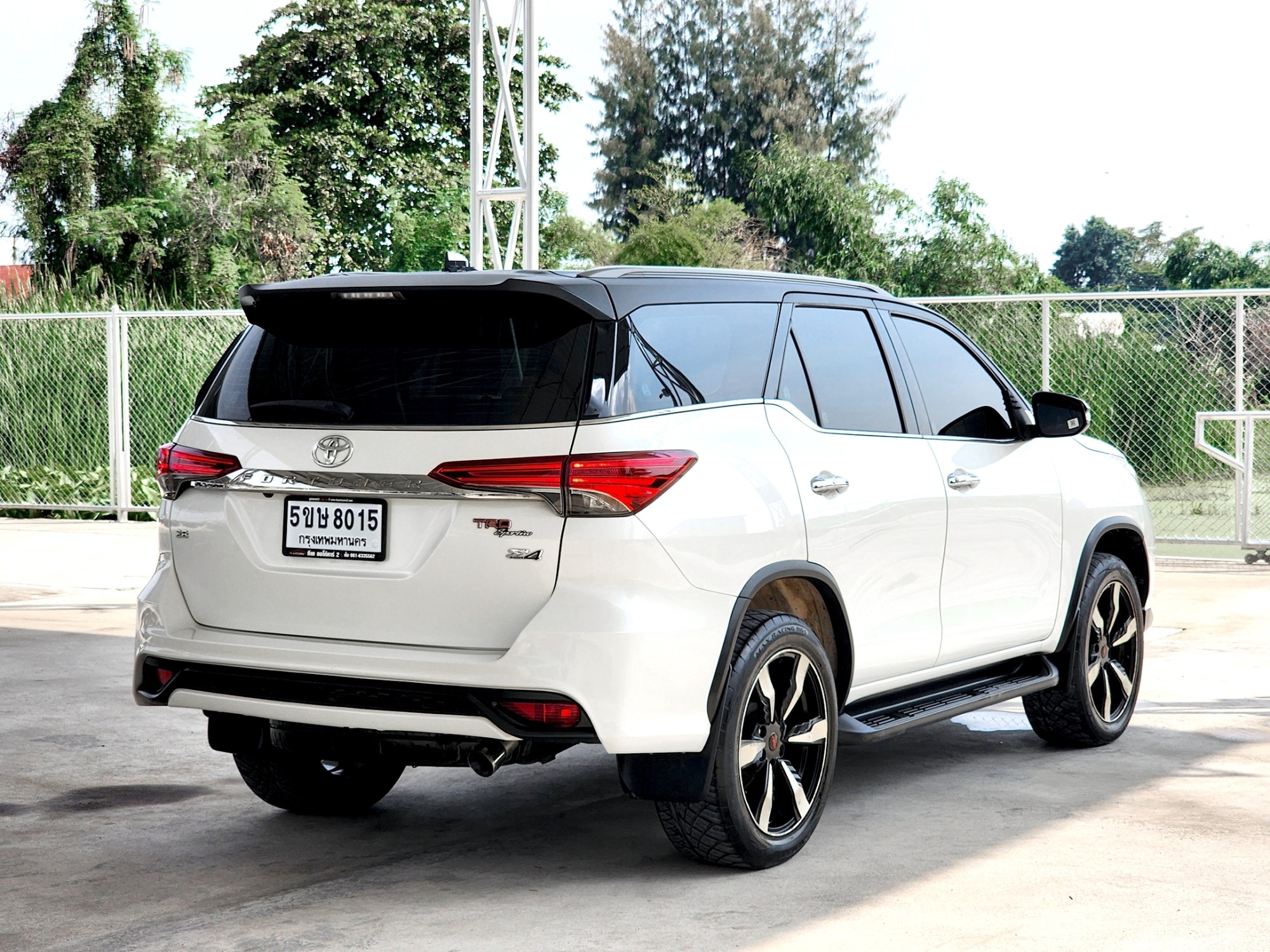 TOYOTA Fortuner TRD Sportivo 2.8 [4x4] Blacktop ปี 2017 (รูปที่ 10)