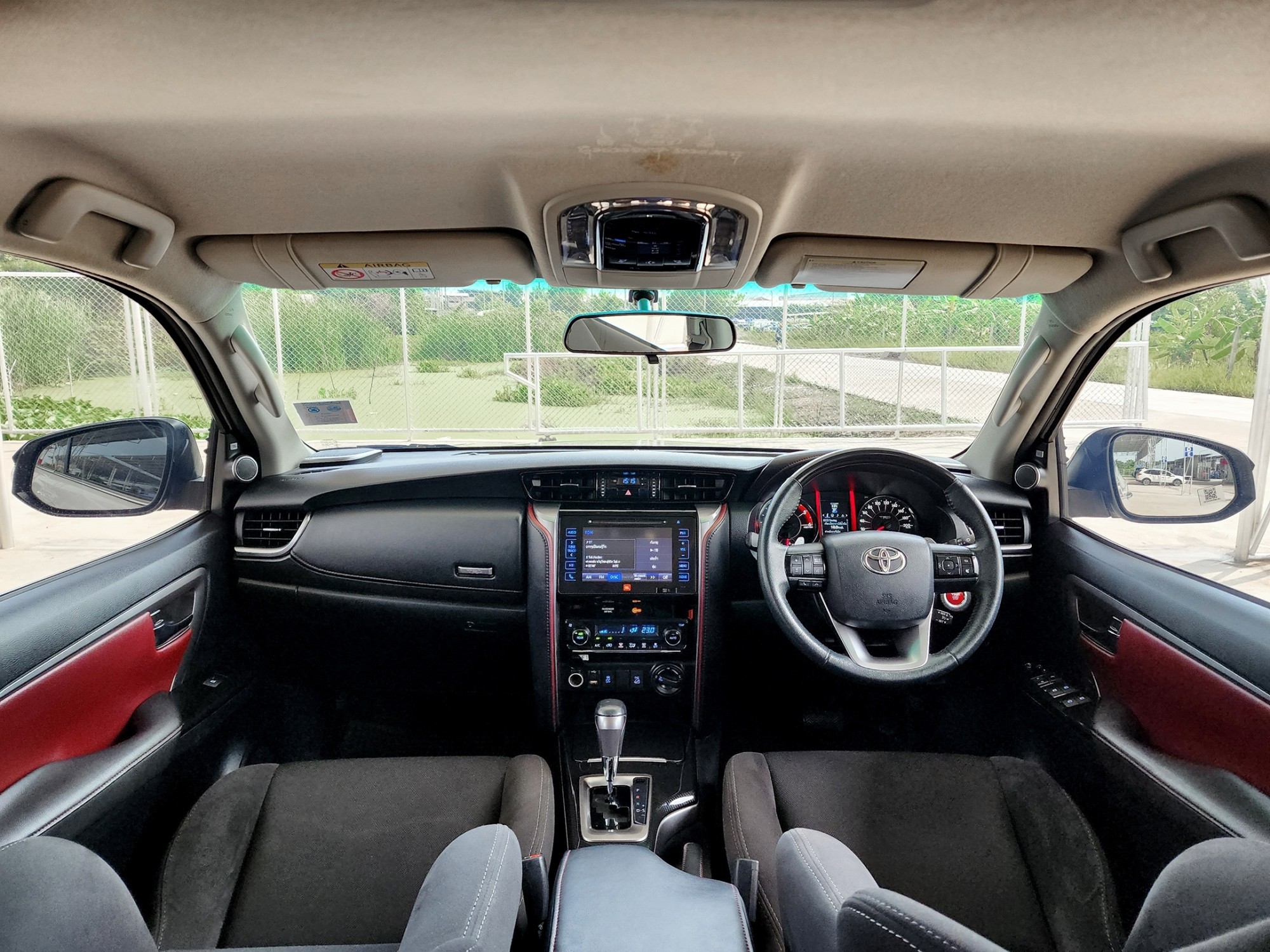TOYOTA Fortuner TRD Sportivo 2.8 [4x4] Blacktop ปี 2017 (รูปที่ 9)