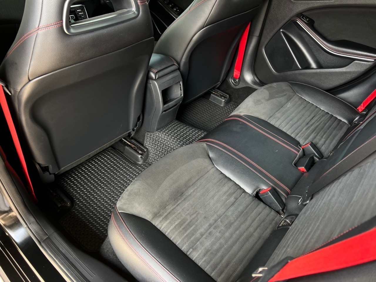 2015 Mercedes-Benz A-Class W176 A250 สีดำ (รูปที่ 16)