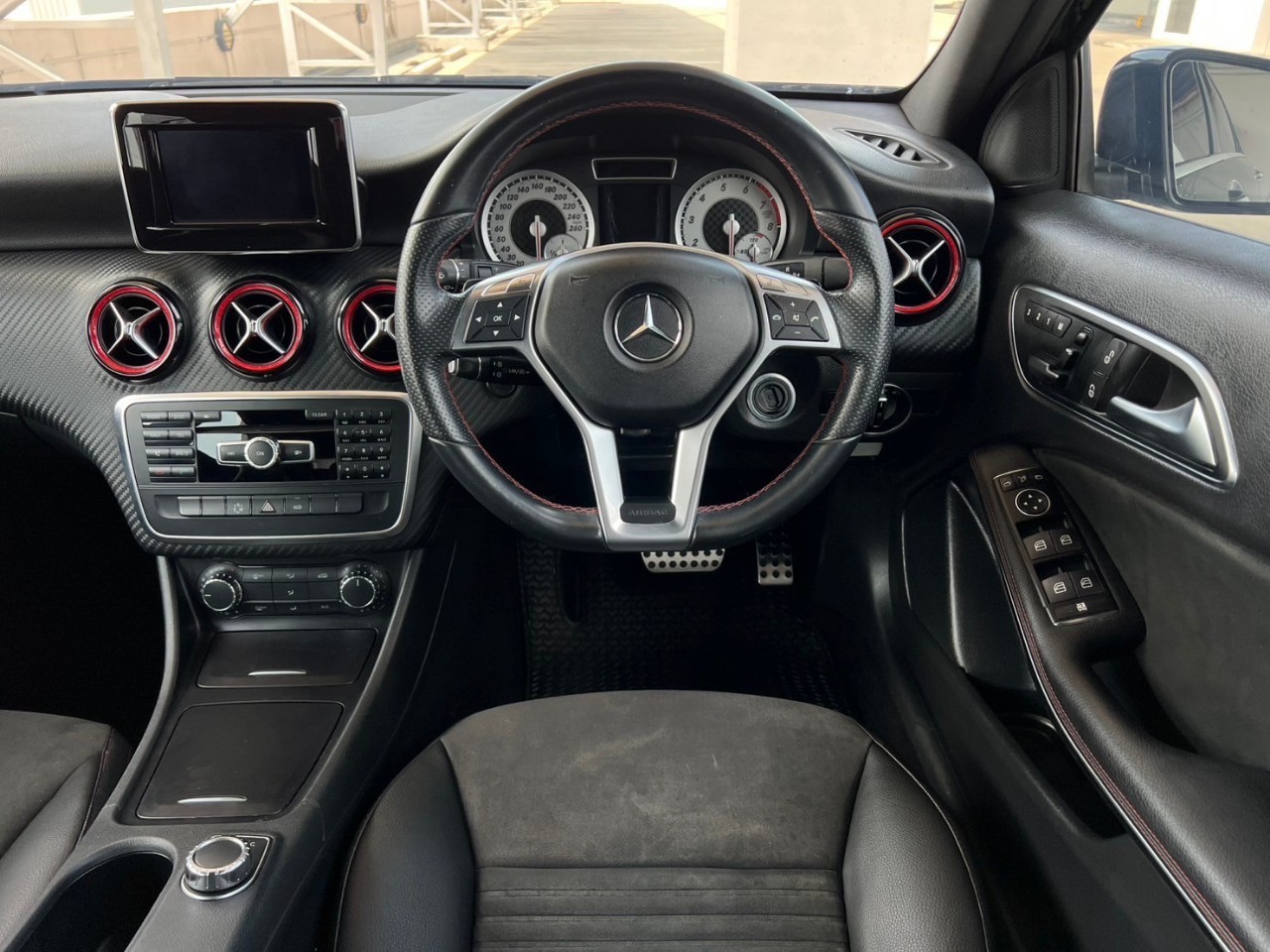 2015 Mercedes-Benz A-Class W176 A250 สีดำ (รูปที่ 13)