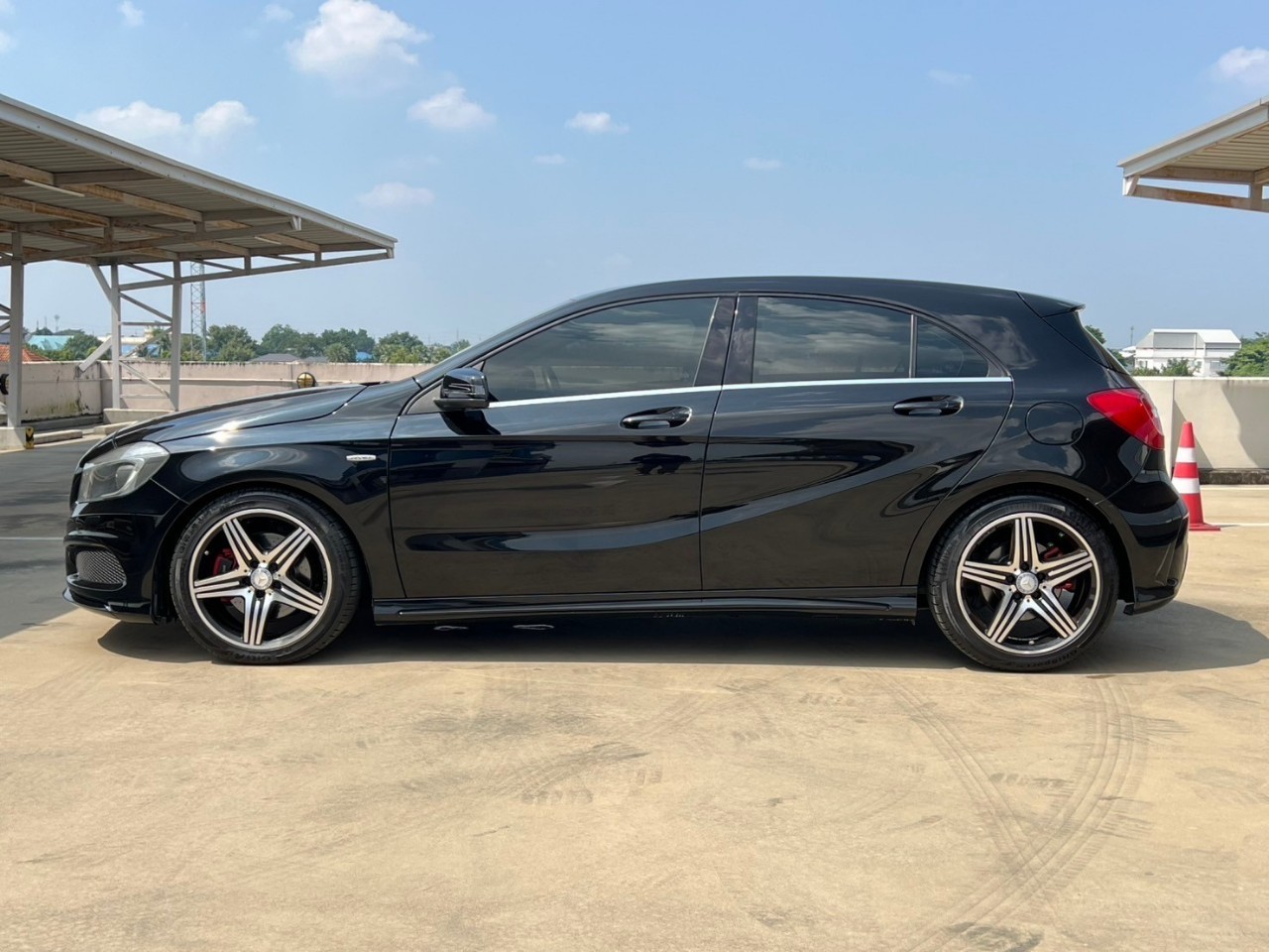 2015 Mercedes-Benz A-Class W176 A250 สีดำ (รูปที่ 7)