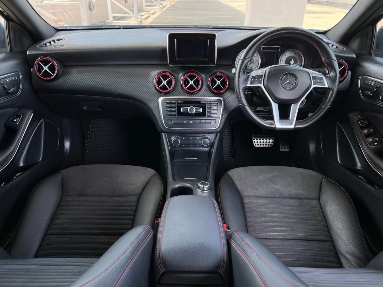 2015 Mercedes-Benz A-Class W176 A250 สีดำ (รูปที่ 14)