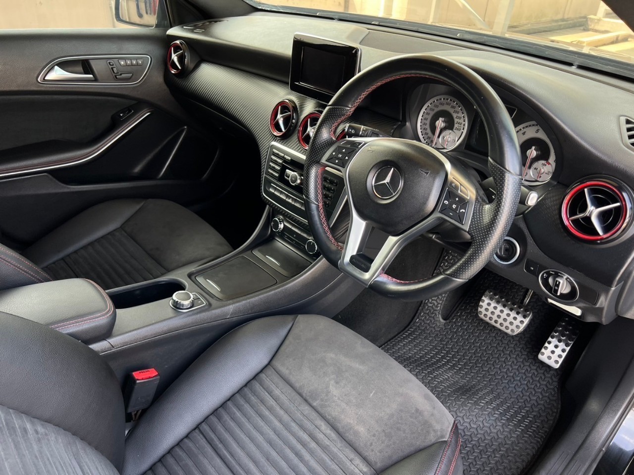 2015 Mercedes-Benz A-Class W176 A250 สีดำ (รูปที่ 11)