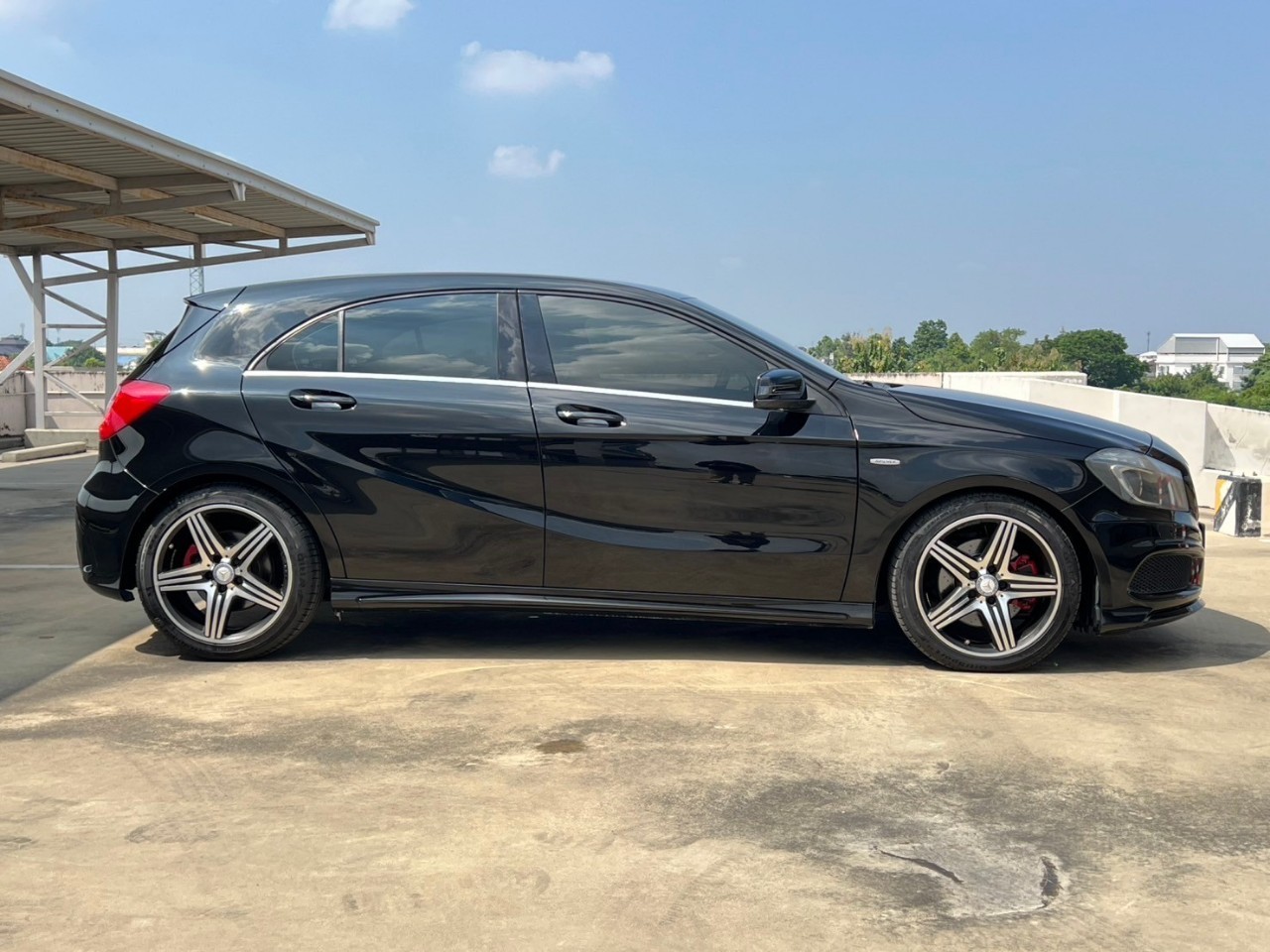 2015 Mercedes-Benz A-Class W176 A250 สีดำ (รูปที่ 6)
