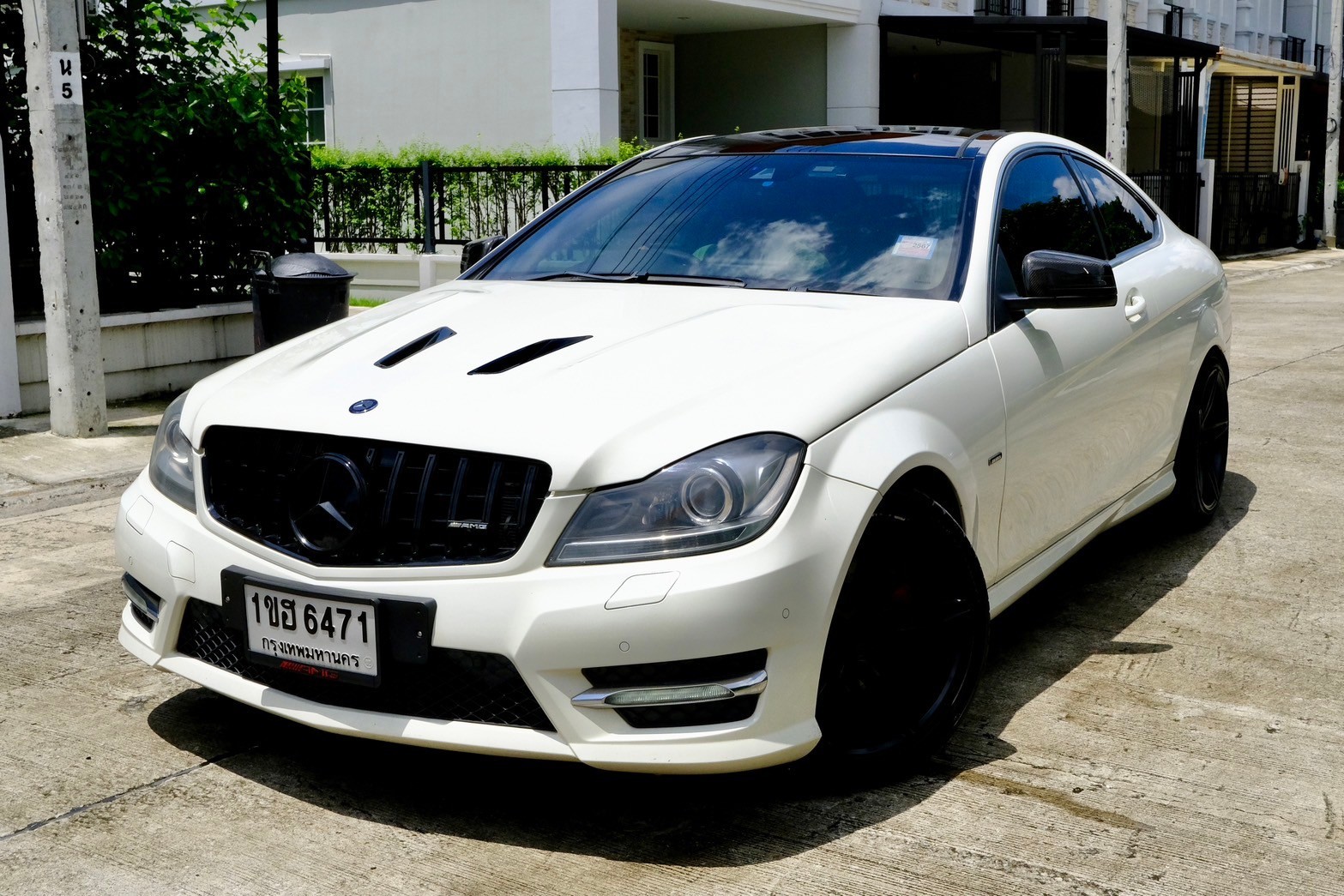 Benz c180 CGI COUPE (Top Sunroof) เครื่องยนต์: เบนซิน เกียร์:AT ปี: 2012 สี: ขาว