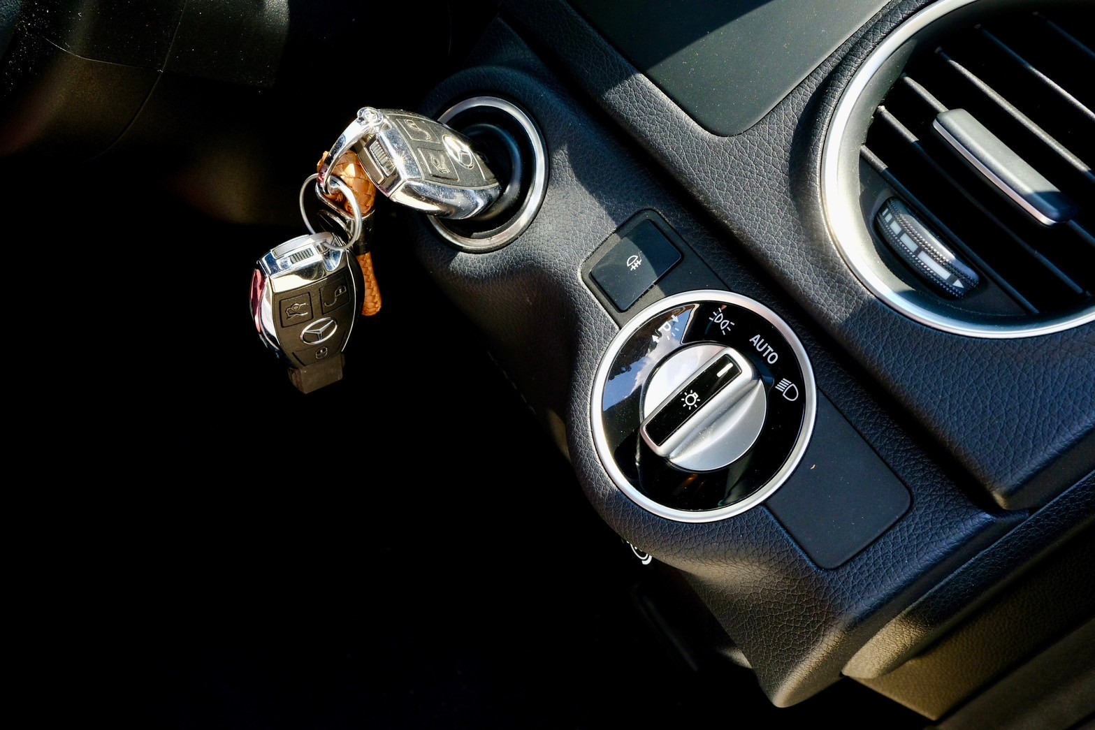 Benz c180 CGI COUPE (Top Sunroof) เครื่องยนต์: เบนซิน เกียร์:AT ปี: 2012 สี: ขาว (รูปที่ 20)