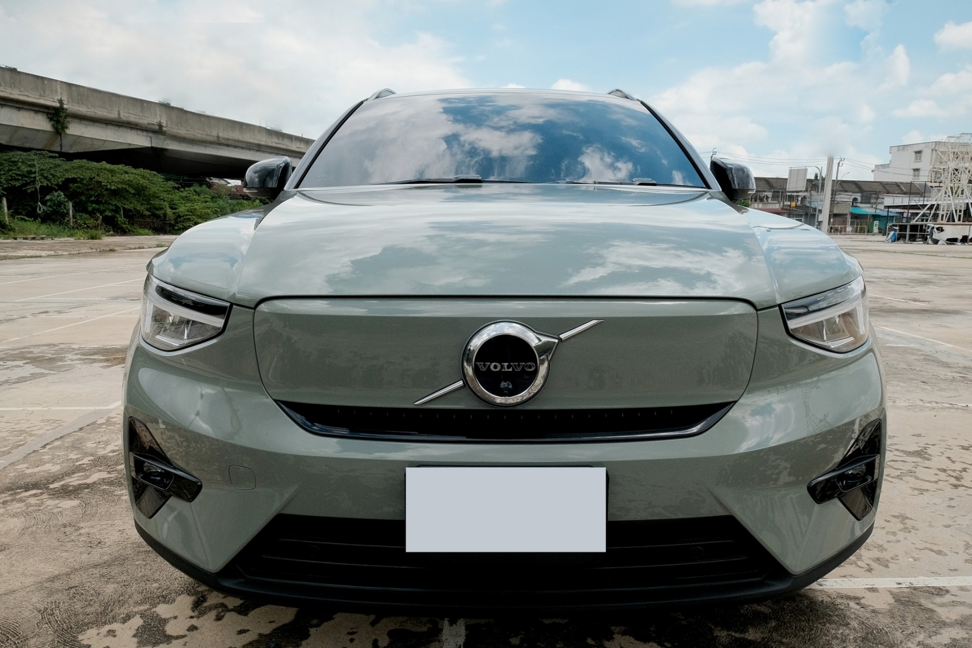 2022 Volvo XC40 สีเขียว (รูปที่ 2)