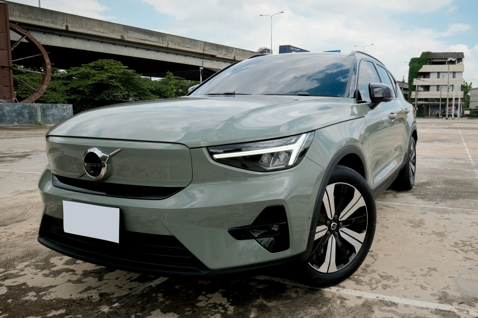 2022 Volvo XC40 สีเขียว