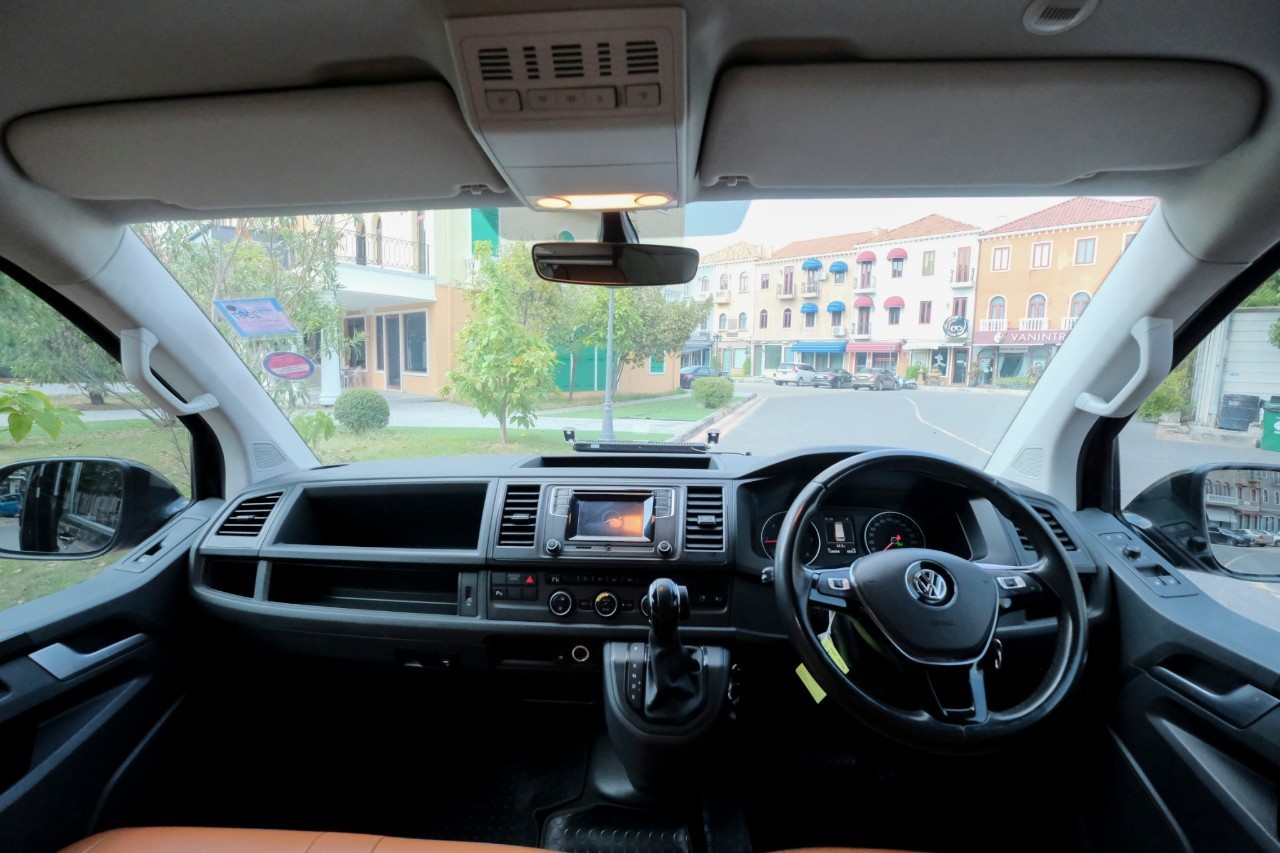 2017 Volkswagen Caravelle สีดำ (รูปที่ 26)