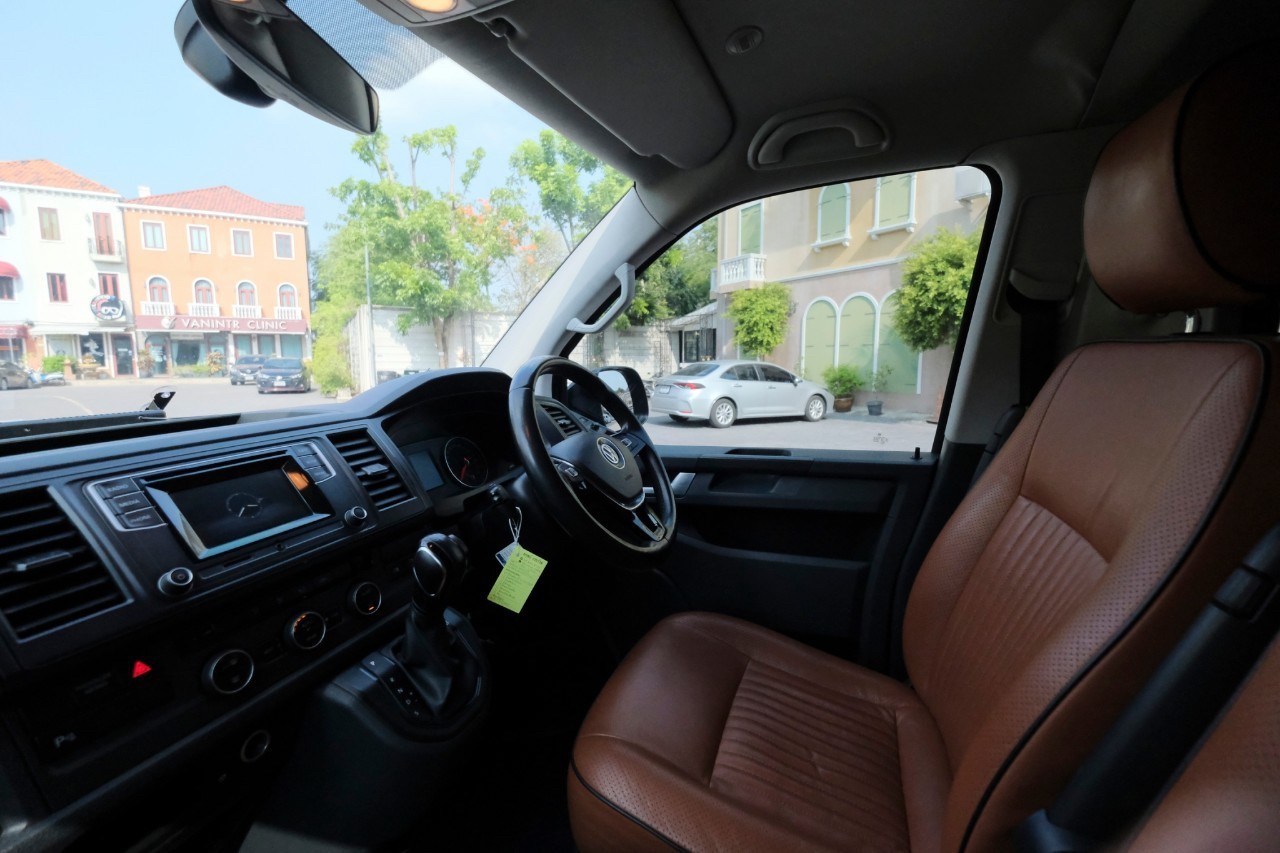 2017 Volkswagen Caravelle สีดำ (รูปที่ 12)