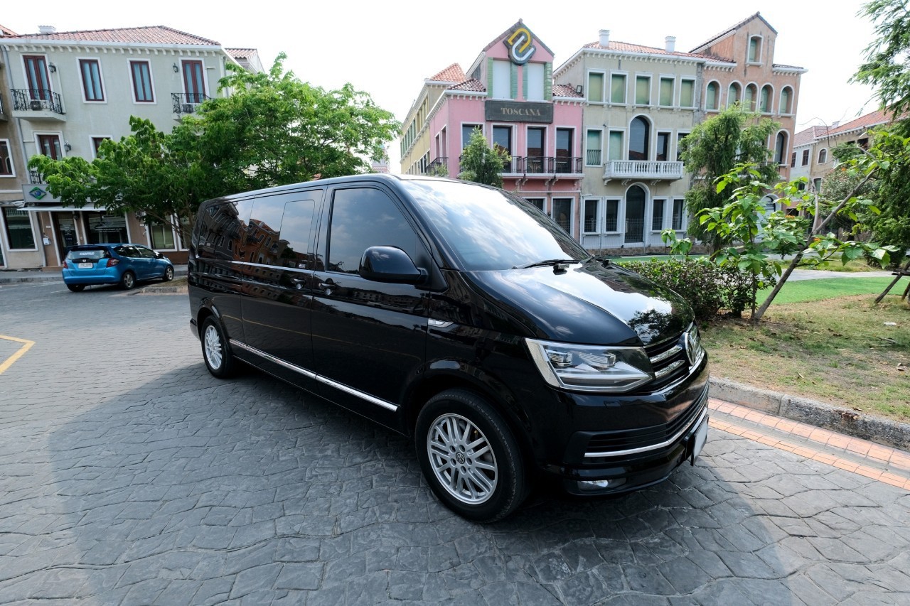 2017 Volkswagen Caravelle สีดำ (รูปที่ 2)