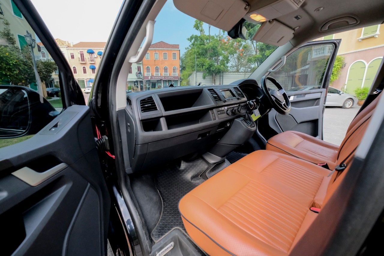 2017 Volkswagen Caravelle สีดำ (รูปที่ 13)