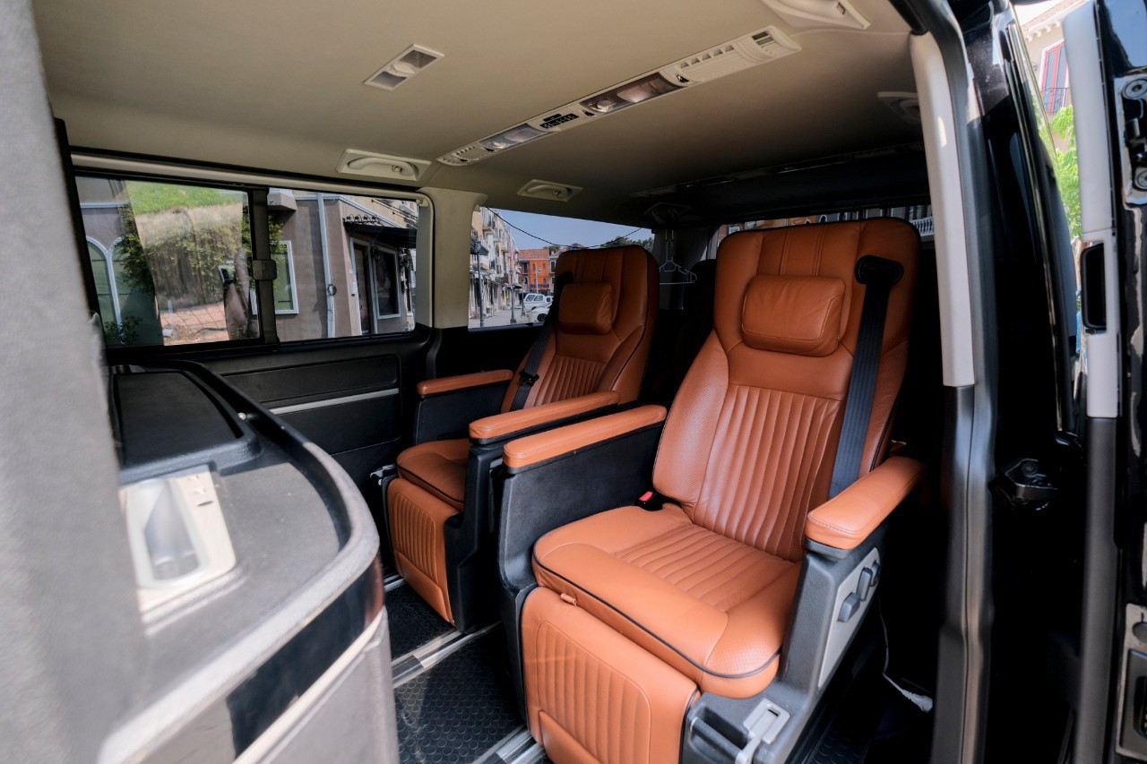 2017 Volkswagen Caravelle สีดำ (รูปที่ 10)