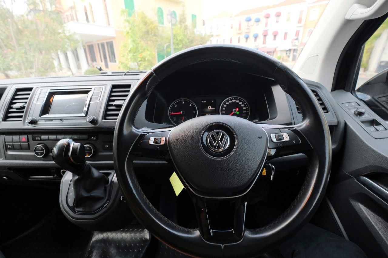 2017 Volkswagen Caravelle สีดำ (รูปที่ 31)
