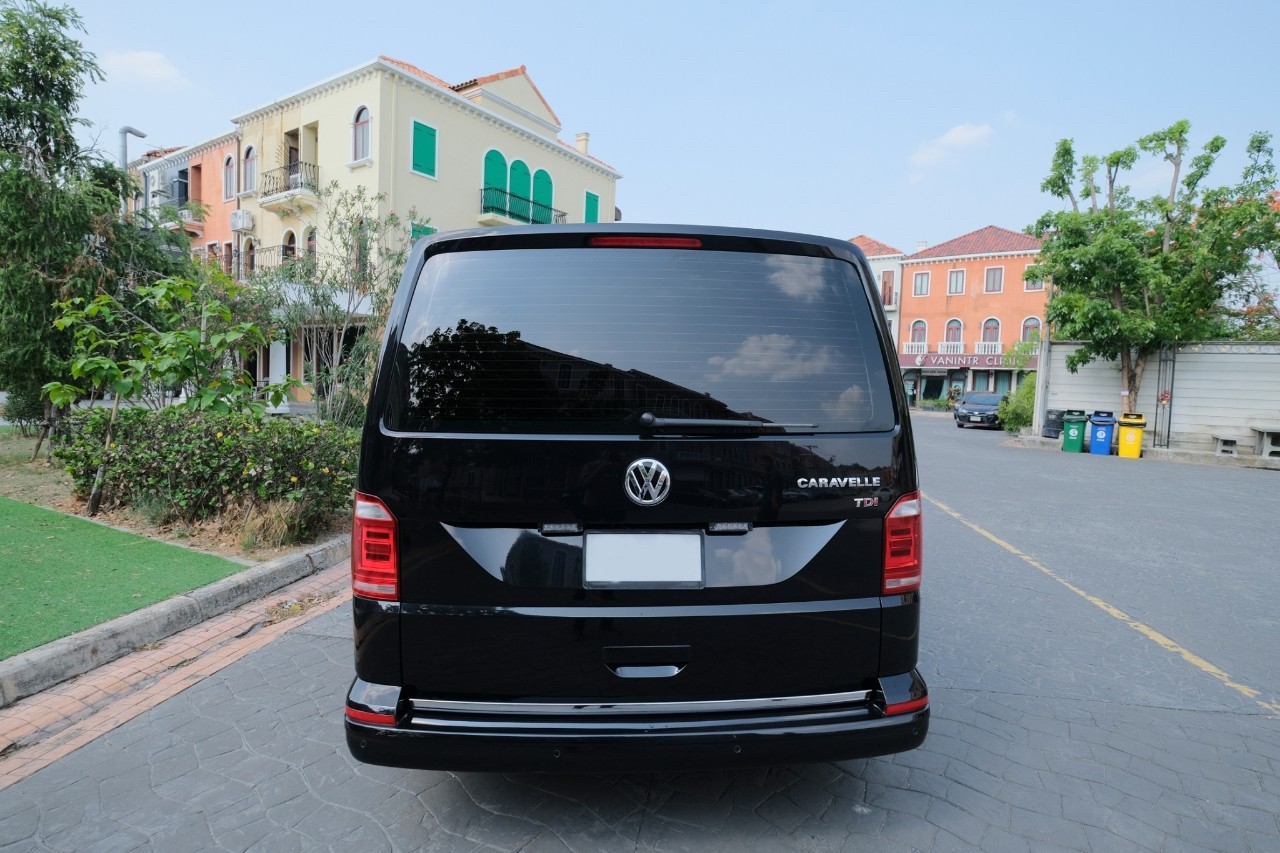 2017 Volkswagen Caravelle สีดำ (รูปที่ 6)