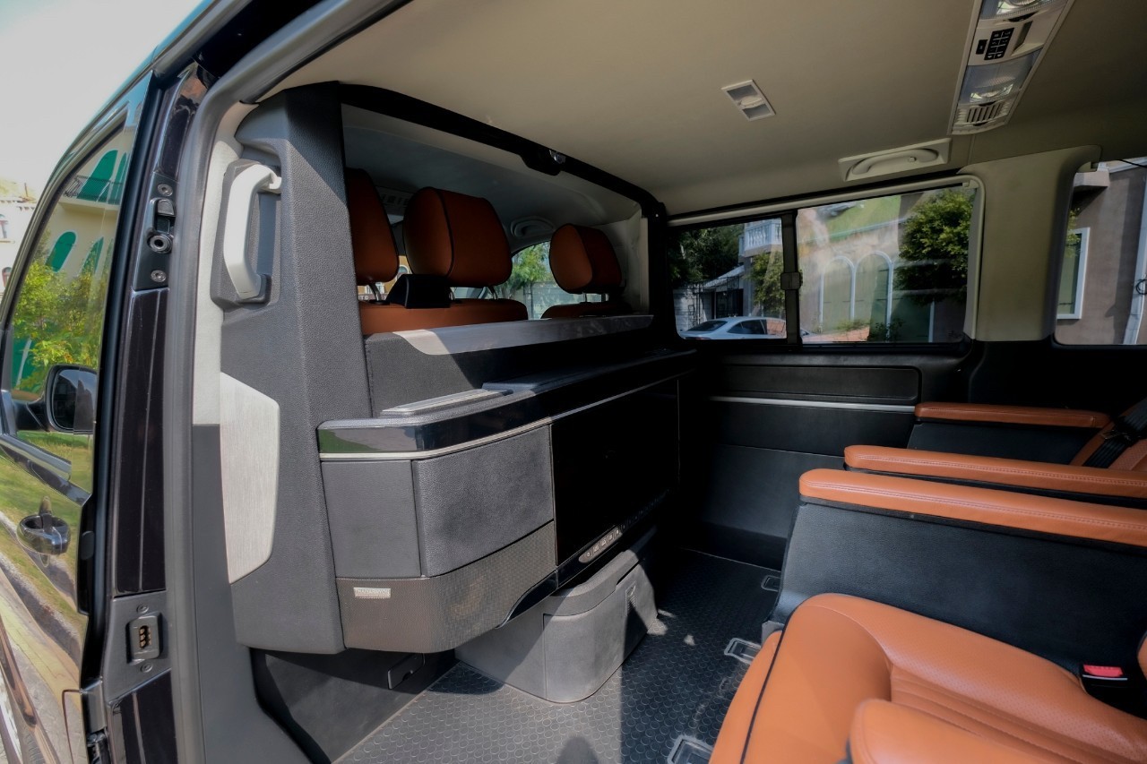 2017 Volkswagen Caravelle สีดำ (รูปที่ 9)
