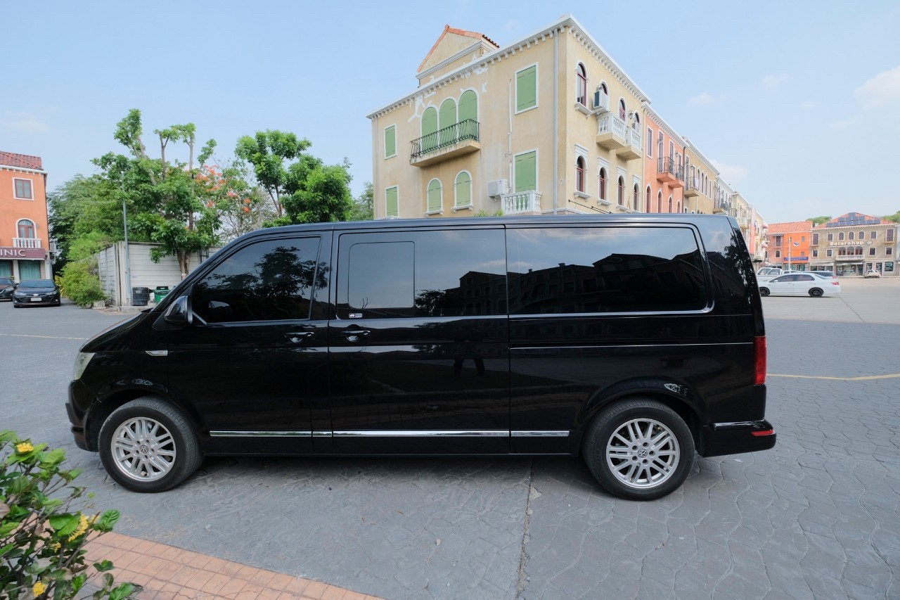 2017 Volkswagen Caravelle สีดำ (รูปที่ 4)