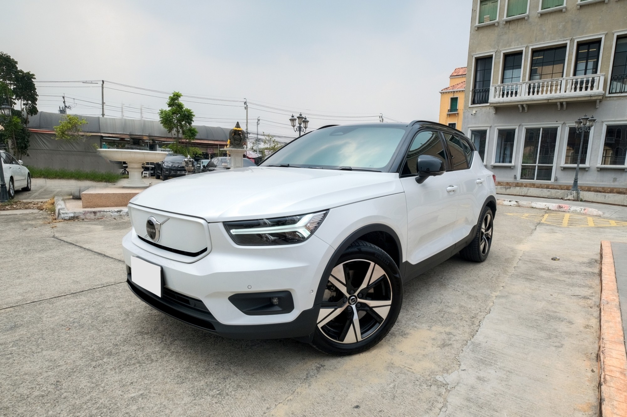 2022 Volvo XC40 สีขาว