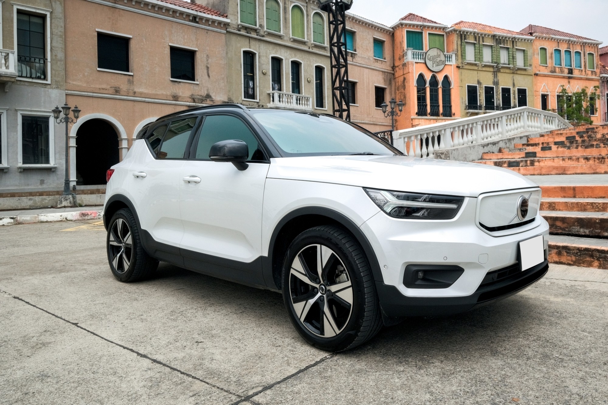2022 Volvo XC40 สีขาว (รูปที่ 2)