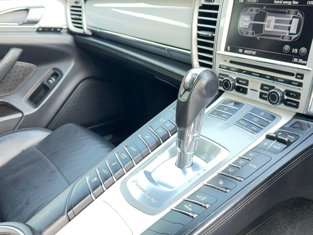 2012 Porsche Panamera สีขาว (รูปที่ 8)