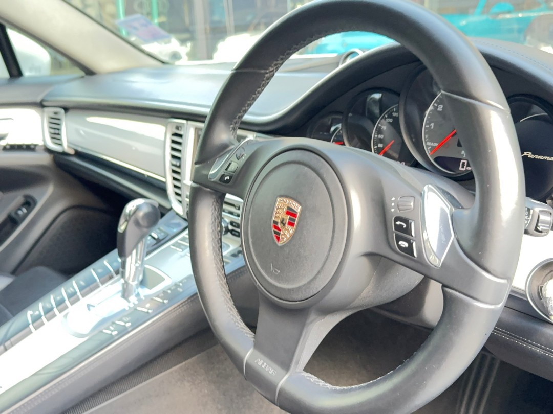 2012 Porsche Panamera สีขาว (รูปที่ 9)