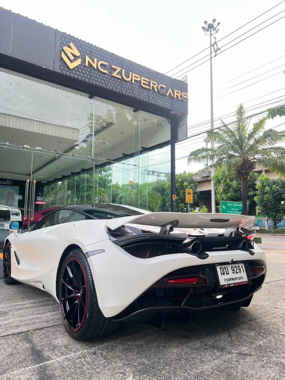 2021 McLaren 720S สีขาว (รูปที่ 4)