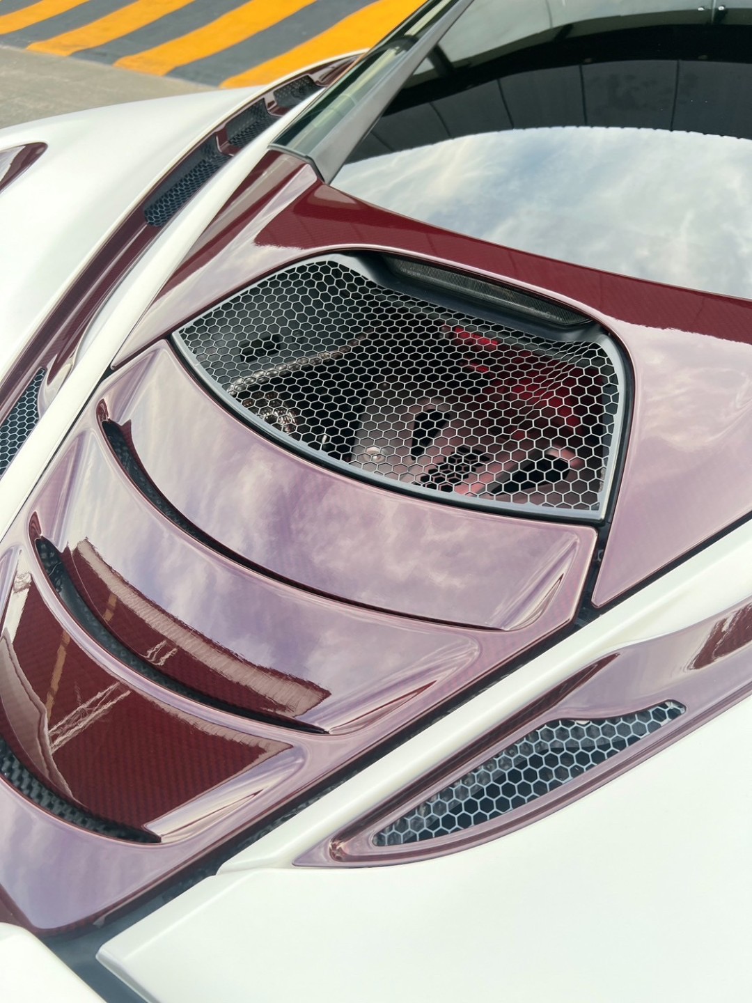 2021 McLaren 720S สีขาว (รูปที่ 8)