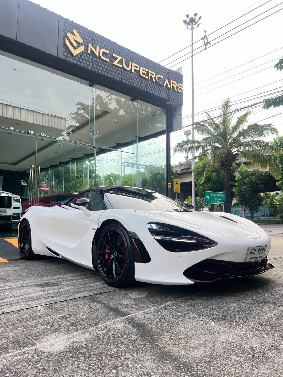 2021 McLaren 720S สีขาว (รูปที่ 2)