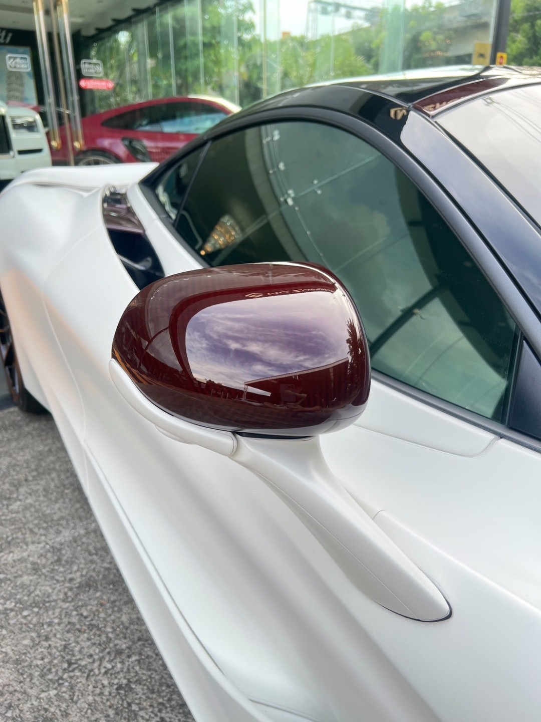 2021 McLaren 720S สีขาว (รูปที่ 9)