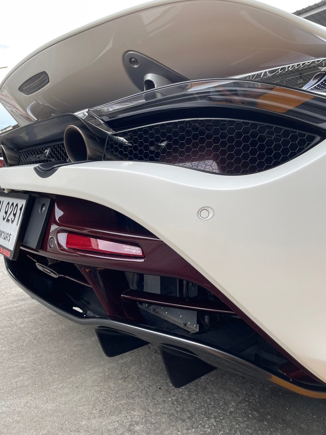2021 McLaren 720S สีขาว (รูปที่ 13)