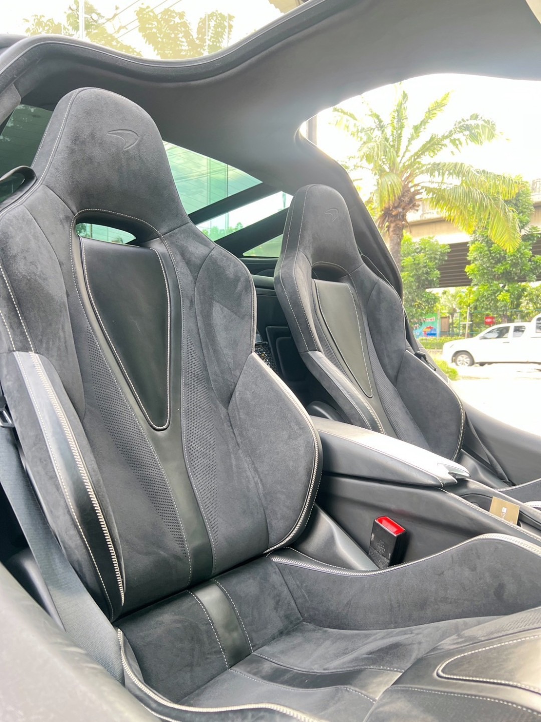 2021 McLaren 720S สีขาว (รูปที่ 14)