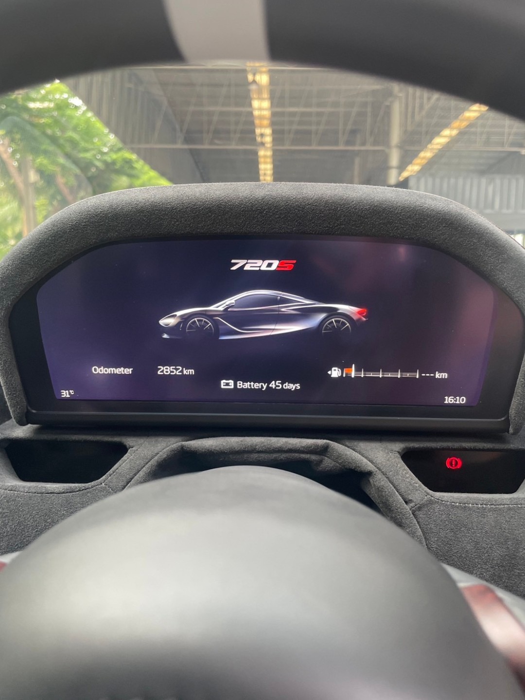 2021 McLaren 720S สีขาว (รูปที่ 15)