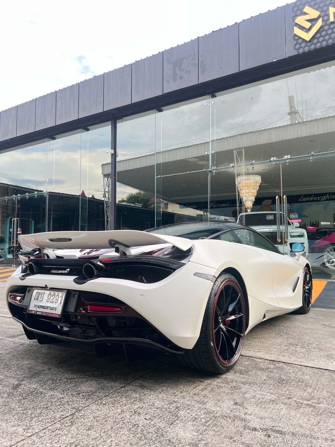 2021 McLaren 720S สีขาว (รูปที่ 7)