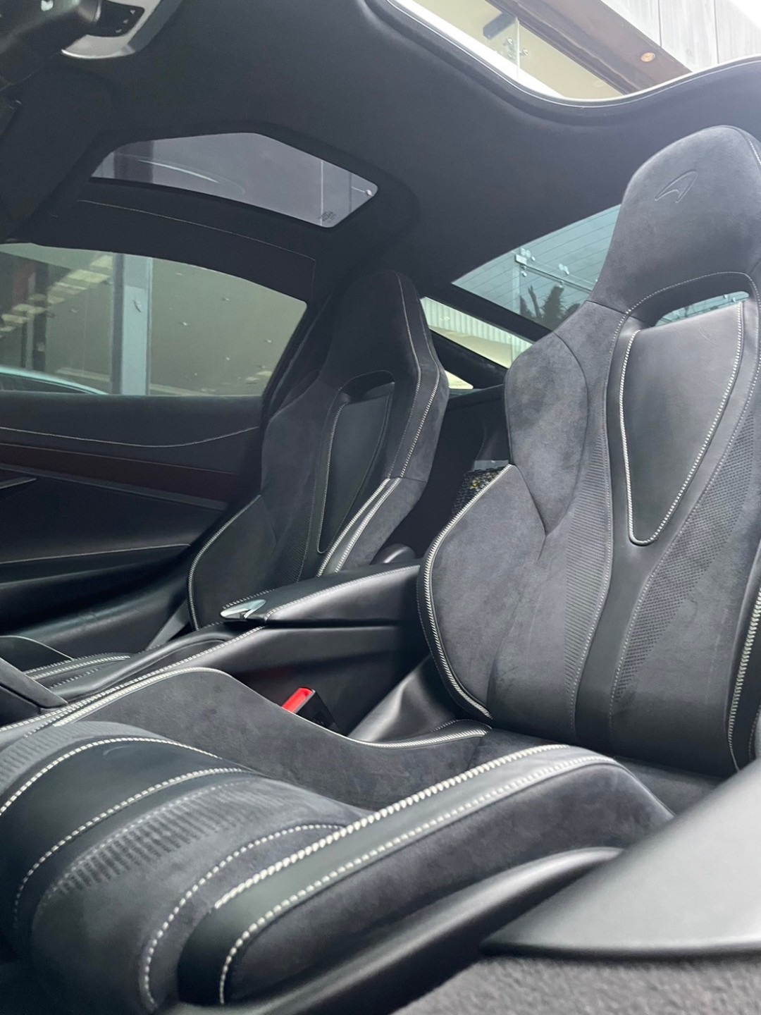 2021 McLaren 720S สีขาว (รูปที่ 18)