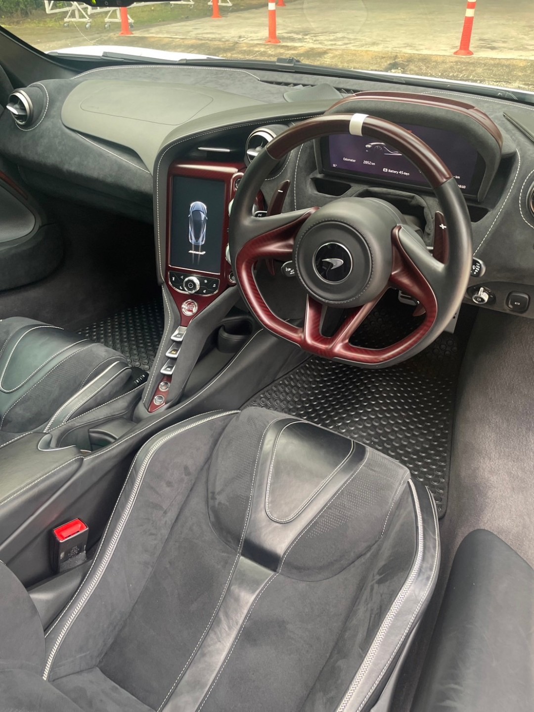2021 McLaren 720S สีขาว (รูปที่ 16)