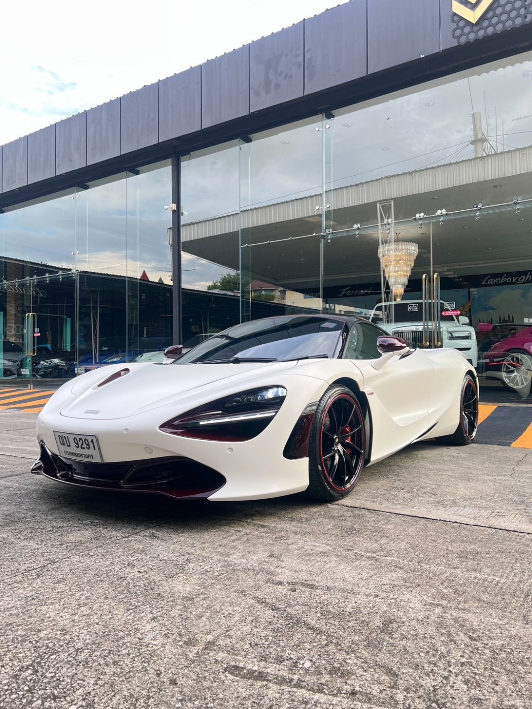 2021 McLaren 720S สีขาว