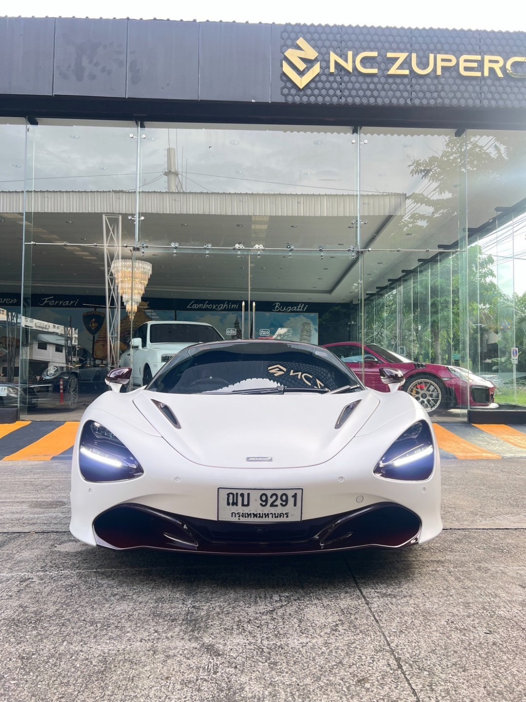 2021 McLaren 720S สีขาว (รูปที่ 3)