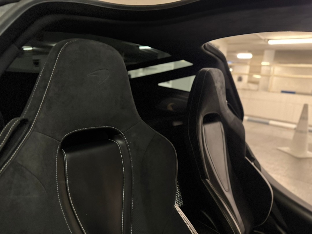 2021 McLaren 720S สีขาว (รูปที่ 11)