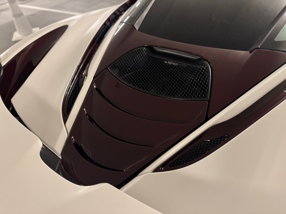 2021 McLaren 720S สีขาว (รูปที่ 9)