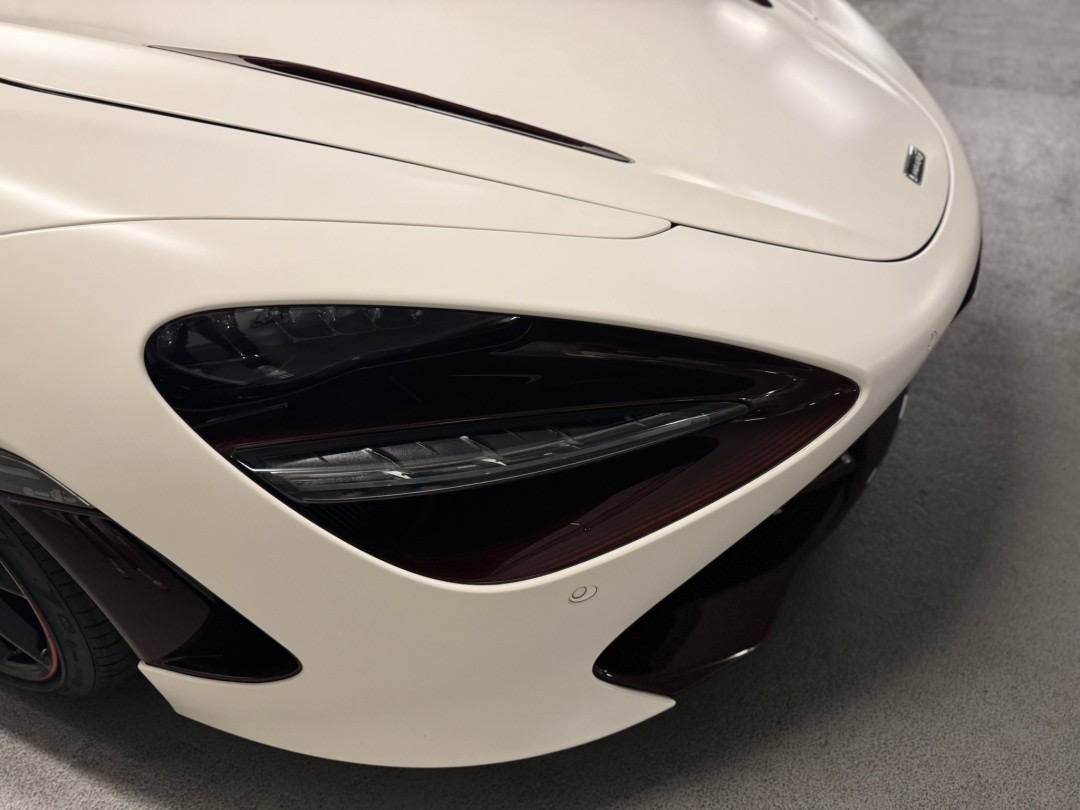 2021 McLaren 720S สีขาว (รูปที่ 16)