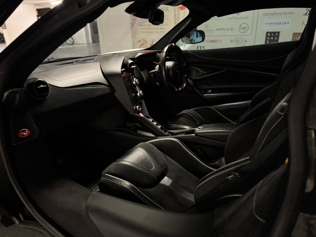 2021 McLaren 720S สีขาว (รูปที่ 15)