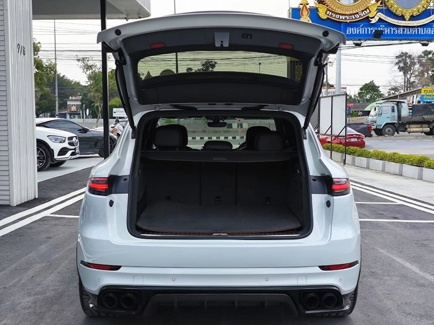 2019 Porsche Cayenne E-Hybrid สีขาว (รูปที่ 15)