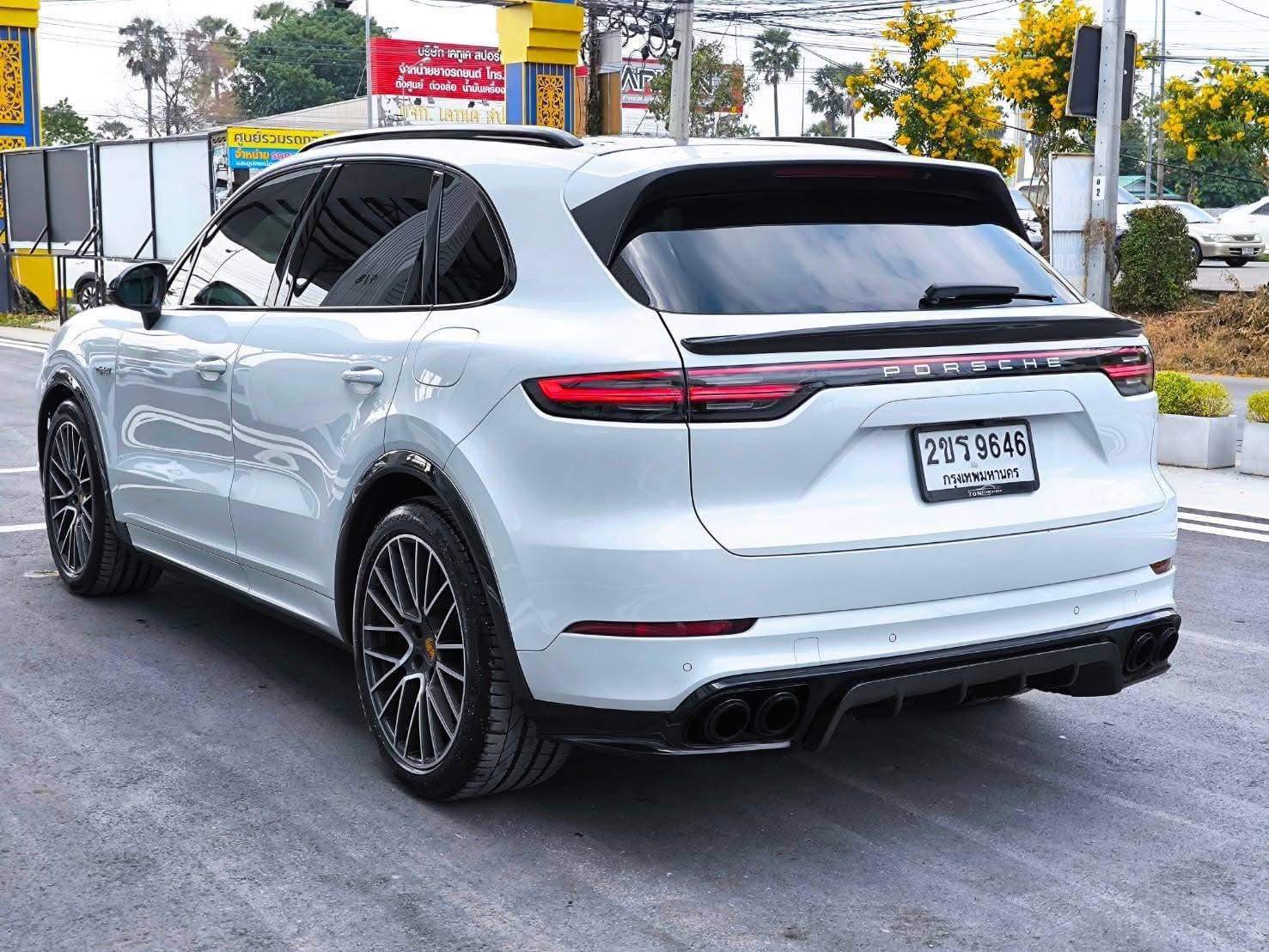 2019 Porsche Cayenne E-Hybrid สีขาว (รูปที่ 18)