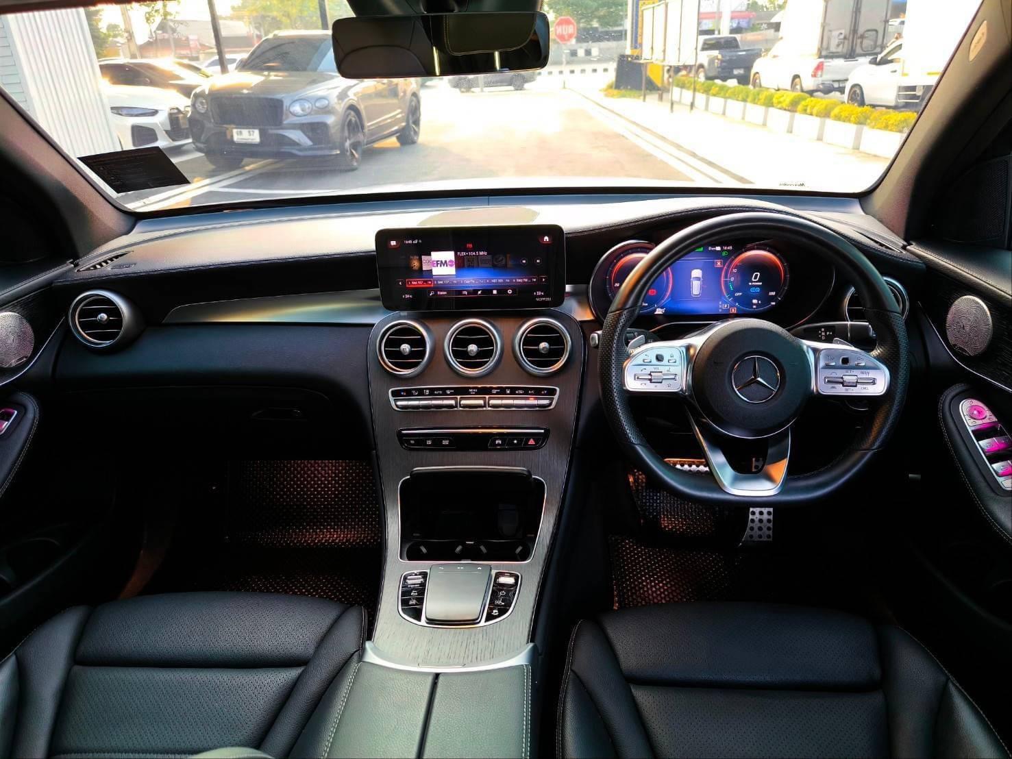 2022 Mercedes-Benz GLC-Class GLC 300 e 4MATIC AMG สีขาว (รูปที่ 3)