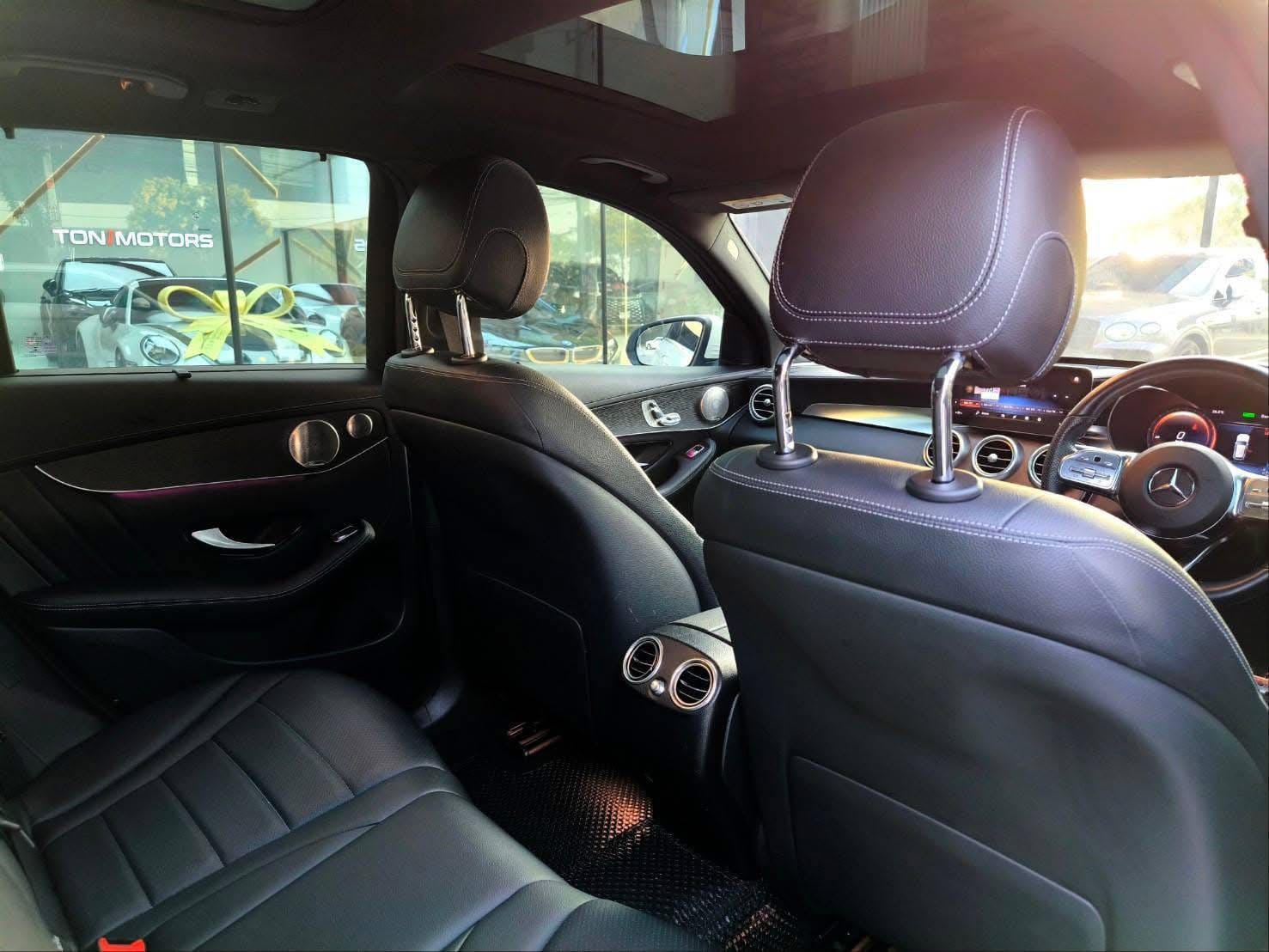 2022 Mercedes-Benz GLC-Class GLC 300 e 4MATIC AMG สีขาว (รูปที่ 8)