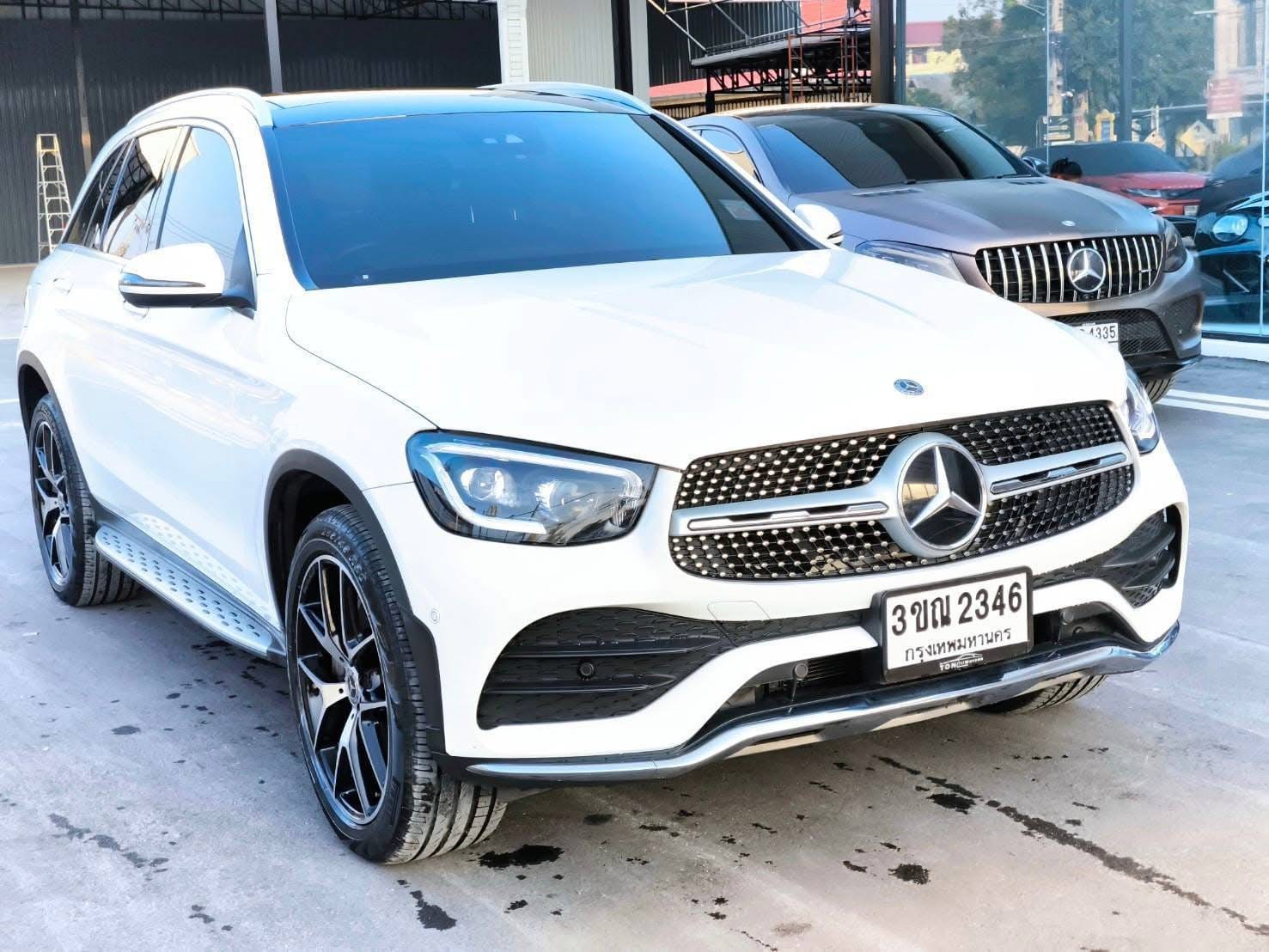 2022 Mercedes-Benz GLC-Class GLC 300 e 4MATIC AMG สีขาว (รูปที่ 2)