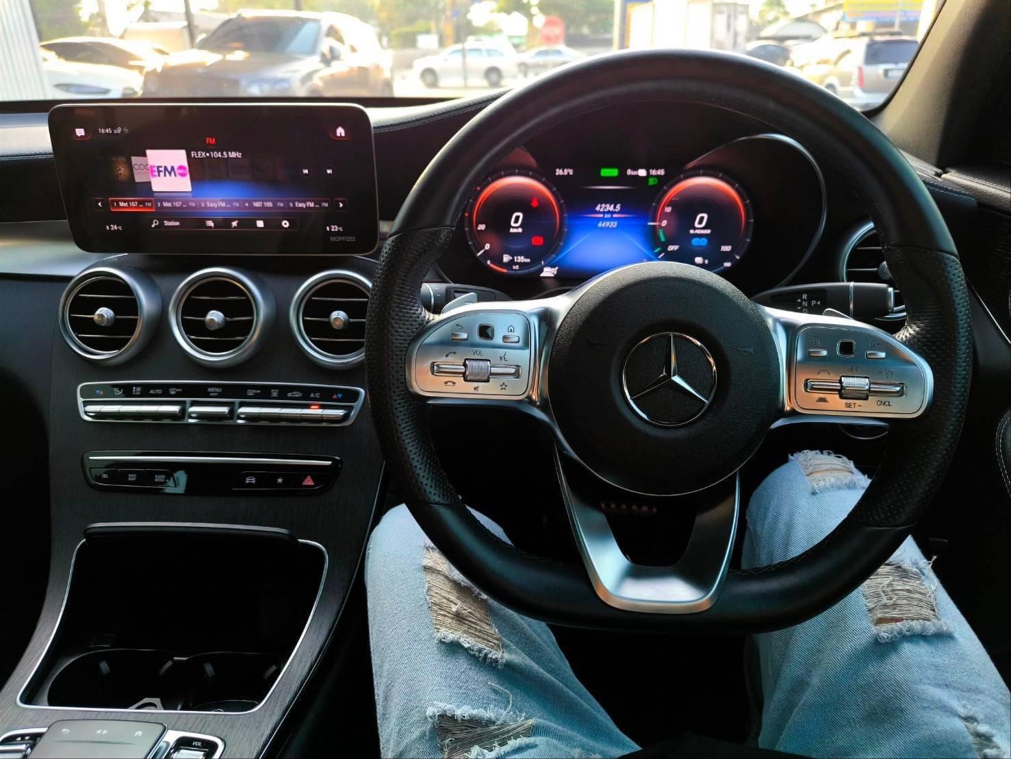 2022 Mercedes-Benz GLC-Class GLC 300 e 4MATIC AMG สีขาว (รูปที่ 4)