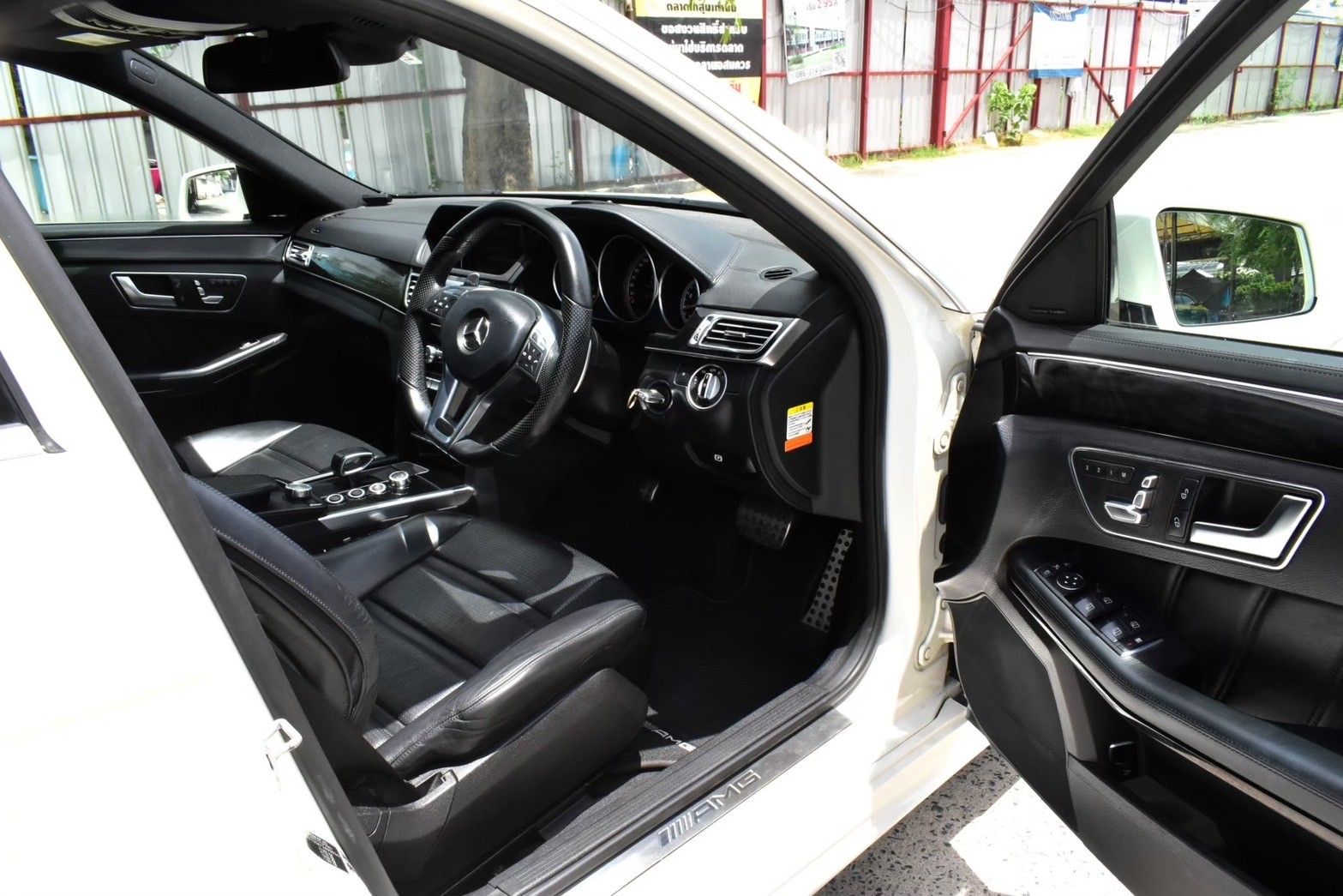 Mercedesbenz E63 AMG (E250 CGI) เกียร์:ออโต้ เครื่อง:เบนซิน สี:ขาว ปี:2011 (รูปที่ 12)