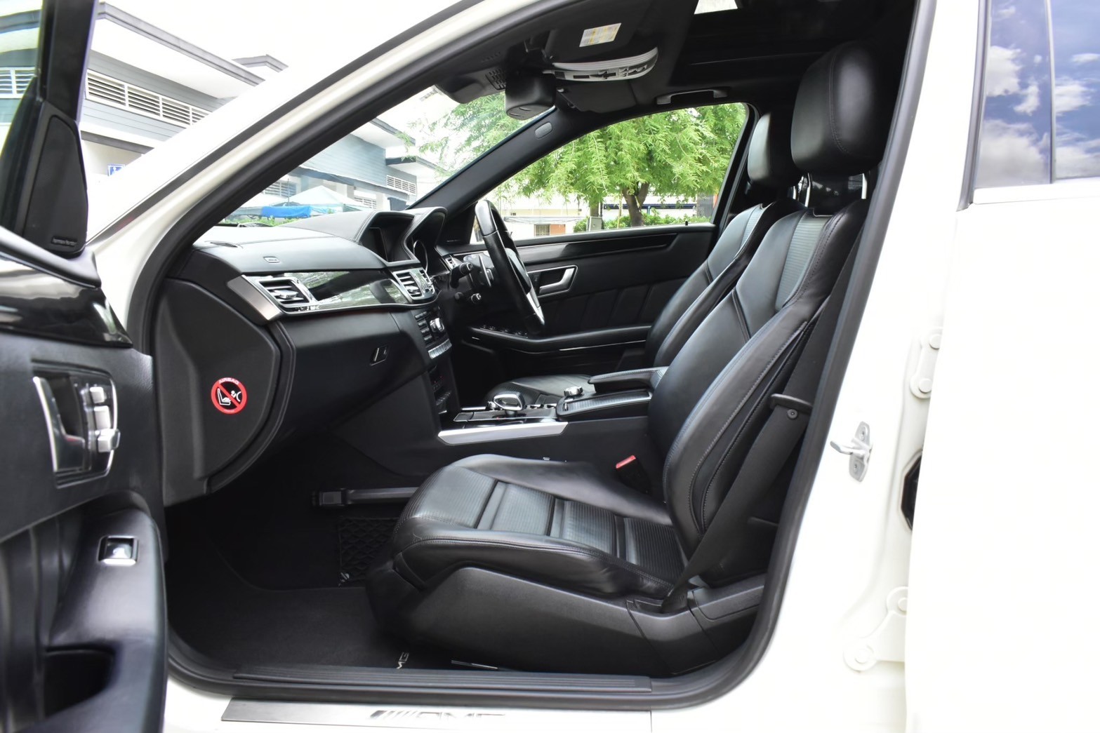 Mercedesbenz E63 AMG (E250 CGI) เกียร์:ออโต้ เครื่อง:เบนซิน สี:ขาว ปี:2011 (รูปที่ 6)